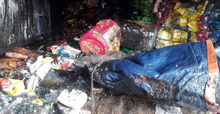 রাজধানীর মালিবাগ রেলগেটের পাশে কাঁচাবাজারে অগ্নিকাণ্ড