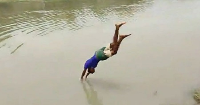 নদীতে ঝাঁপ
