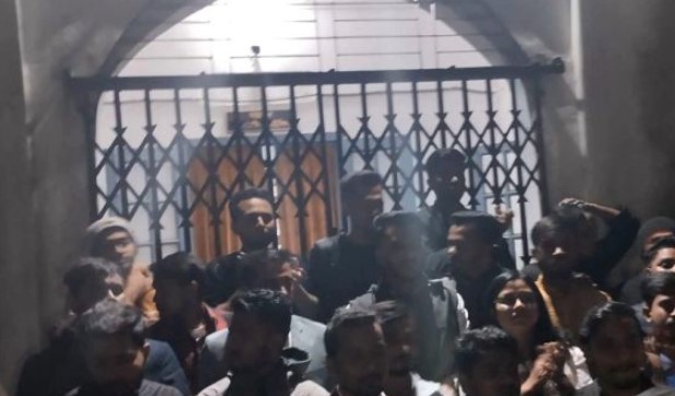 এমসিতে শিক্ষার্থীদের আন্দোলন, দাবি না মানলে অবরুদ্ধ থাকবেন অধ্যক্ষ!