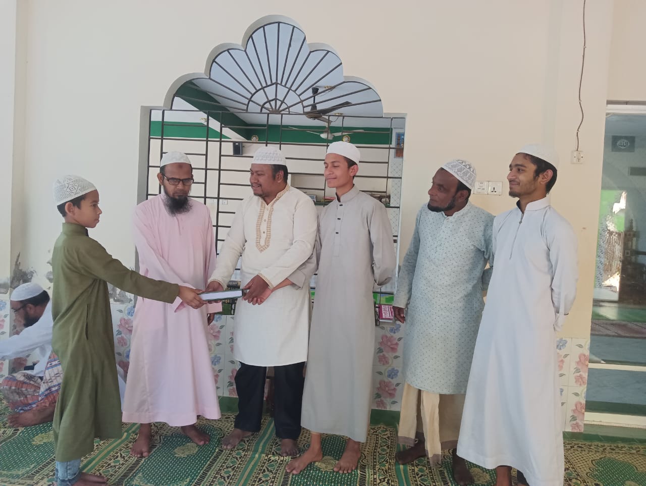 নাদিয়া শিক্ষার্থীদের মধ্যে মহাগ্রন্থ আল-কোরআন বিতরণ