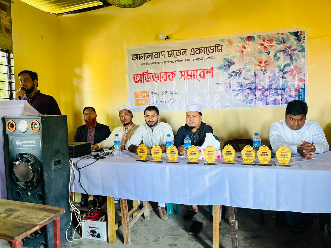 কানাইঘাটে জালালাবাদ মডেল একাডেমির অভিভাবক সমাবেশ ও শিক্ষার্থীদের বিদায়ী অনুষ্ঠান সম্পন্ন কানাইঘাটের ৮ নং ঝিংগাবাড়ী ইউনিয়নের জালালাবাদ মডেল একাডেমির অভিভাবক সমাবেশ ও ৮ম শ্রেণীর শিক্ষার্থীদের বিদায়ী অনুষ্ঠান সম্পন্ন হয়েছে। বৃহস্পতিবার (২৭ নভেম্বর) সকালে একাডেমির হলরুমে এ সভা অনুষ্ঠিত হয়। একাডেমির পরিচালনা কমিটির সভাপতি মাওলানা আব্দুর রহমানের সভাপতিত্বে ও সিনিয়র শিক্ষক আশিক উদ্দিন খোকনের সঞ্চালনায় এতে প্রধান অতিথি হিসেবে উপস্থিত ছিলেন কানাইঘাট প্রেসক্লাবের সহ সভাপতি তাওহীদুল ইসলাম। তিনি তার বক্তব্য শিক্ষার্থীদের উদ্দেশ্য বলেন,বড় হওয়ার জন্য স্বপ্ন থাকতে হবে। বড় স্বপ্ন নিয়ে জীবনে এগিয়ে যেতে হবে। লেখাপড়ায় শুধু মেধাবী হলেই চলবে না, মানবিক মানুষ হতে হবে। মা-বাবা,শিক্ষক ও বড়দের শ্রদ্ধা করতে হবে, তাদের কথামতো চলতে হবে। ছোটদের স্নেহ করতে হবে। তাহলেই তোমরা আলোকিত ও সফল মানুষ হতে পারবে। এতে স্বাগত বক্তব্য রাখেন একাডেমির প্রধান শিক্ষক কমরুল হাসান সালমান। কানাইঘাটে জালালাবাদ মডেল একাডেমির অভিভাবক সমাবেশ ও শিক্ষার্থীদের বিদায়ী অনুষ্ঠান